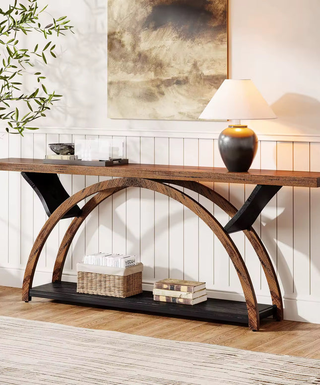 Table console, derrière le canapé avec 2 niveaux d’étagères de rangement pour le salon